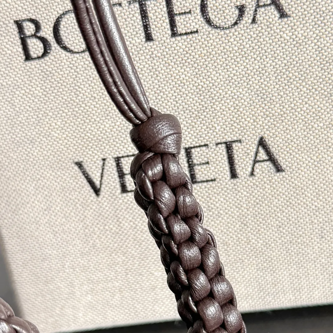 Batch 420 Let’s see what new cute little thing BV has released~ It’s this letter pendant, which is different from the puppy pendant. The weaving of this letter is more three-dimensional, and the material is very solid, and it is not easy to deform even if it is folded. Style number: V